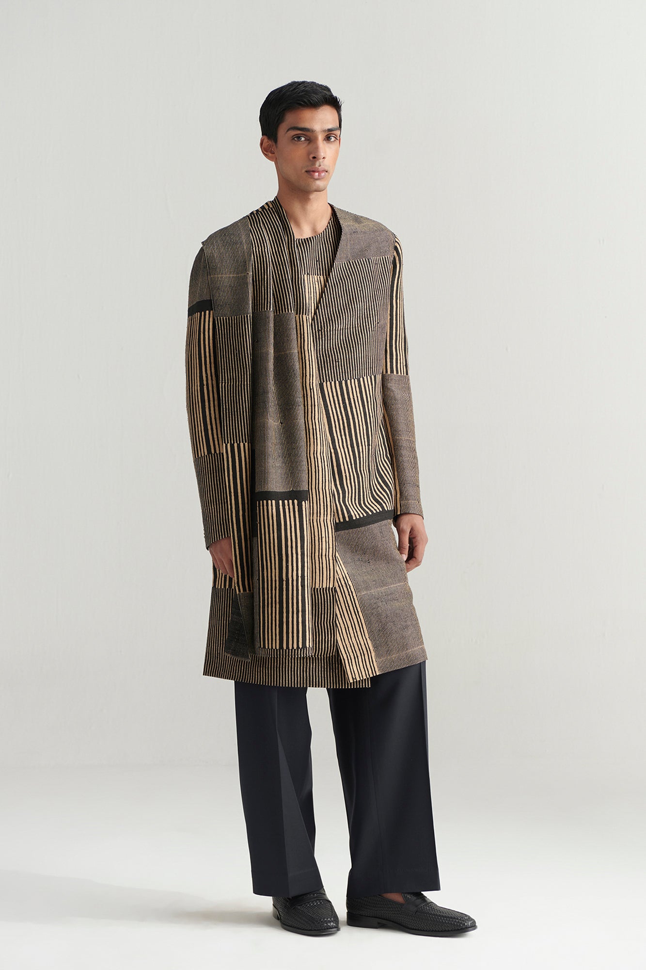 KAVI-KURTA SET WITH DETACHABLE STOLE