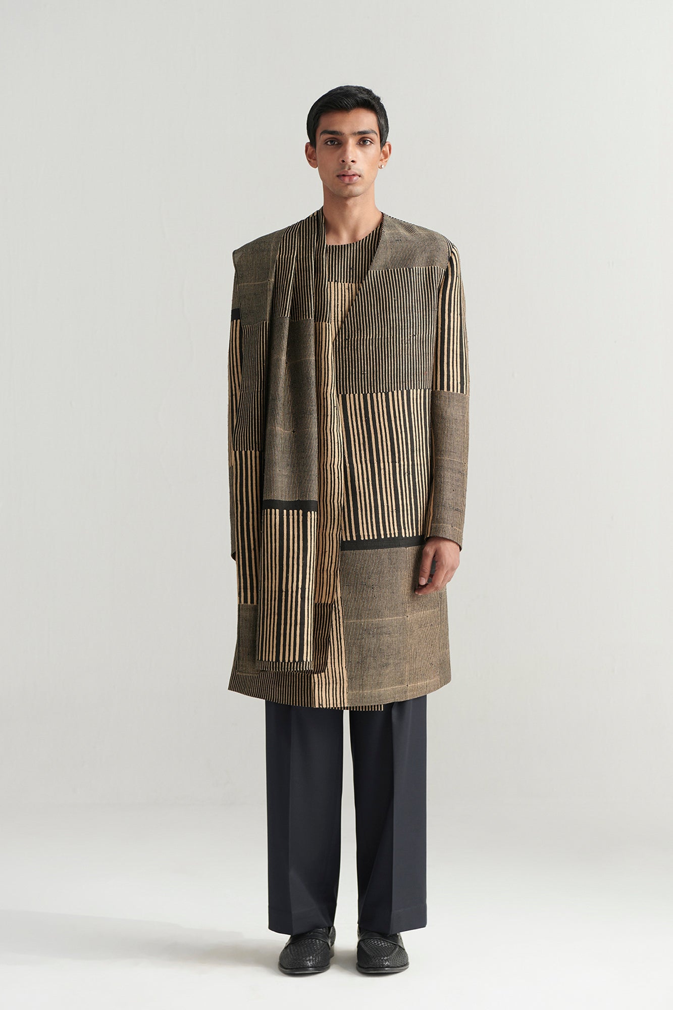 KAVI-KURTA SET WITH DETACHABLE STOLE